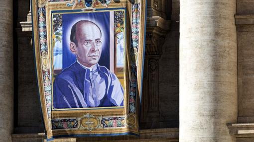 Un tapiz de San Faustino Míguez colgado en la Basílica de San Pedro del Vaticano durante la la ceremonia de canonización