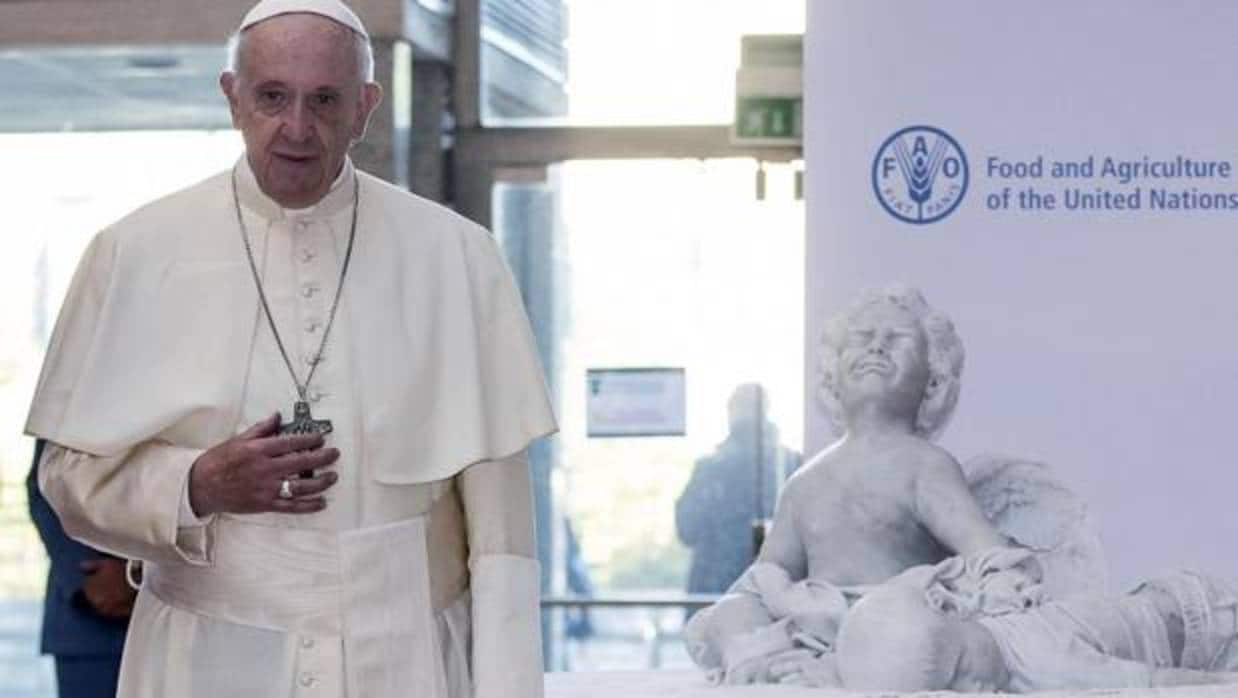 El Papa Francisco posa para una fotografía con la estatua de mármol que representa la tragedia de la inmigración, donada durante su visita por el Día Internacional de la Alimentación en la sede de la Organización de la ONU para la Alimentación y la Agricultura (FAO), en Roma (Italia), hoy 16 de octubre de 2017