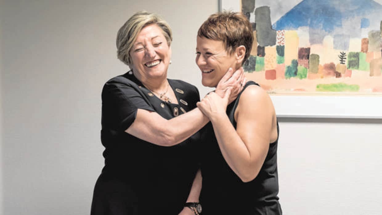 La oncóloga Ana Lluch bromea con Maribel, una de sus pacientes