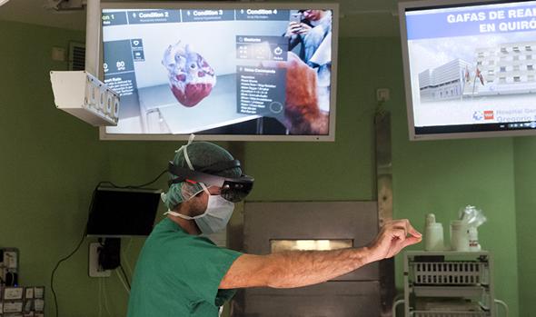 Operan un tumor maligno por primera vez en España con gafas de realidad virtual y aumentada