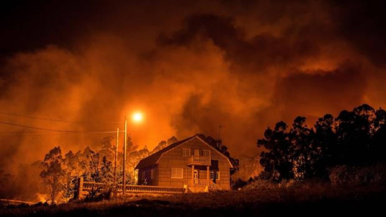 Una vivienda rodeado por el fuego en el municipio de Nigrán (Orense), esta semana