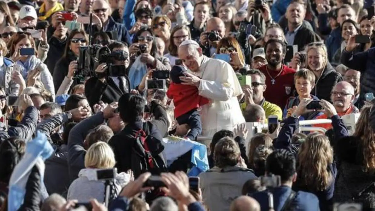 El Papa bendice a un bebé durante la audiencia de este miércoles