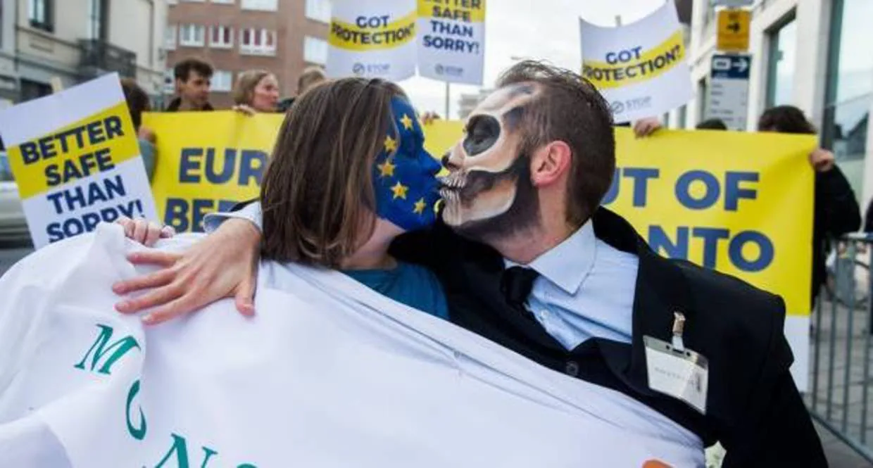 Miembros del colectivo «Stop Glyphosate!» protestan vestidos de Europa y la muerte durante una manifestación celebrada ante la sede de la Unión Europea en Bruselas (Bélgica)