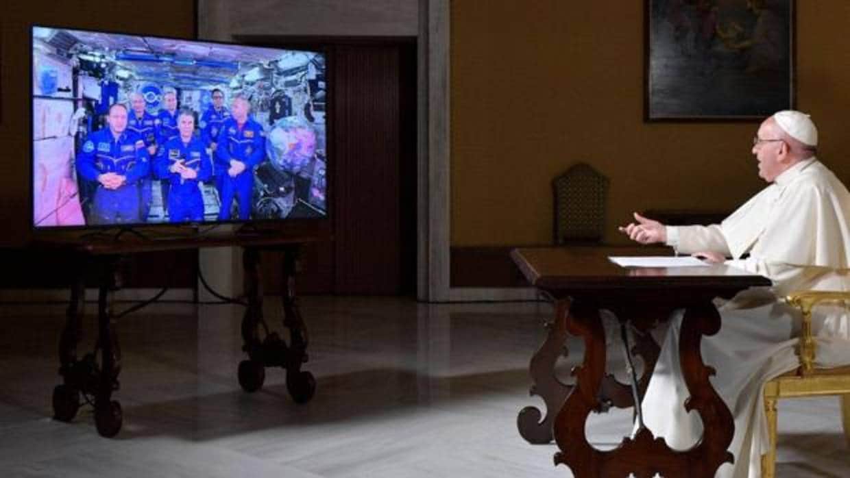 El Papa «entrevista» en directo a los seis astronautas de la Estación Espacial Internacional