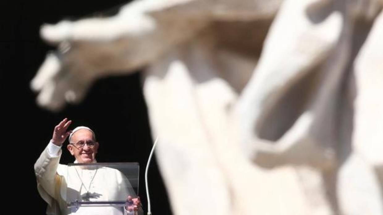 El Papa Francisco durante el rezo del Ángelus el día de Todos los Santos