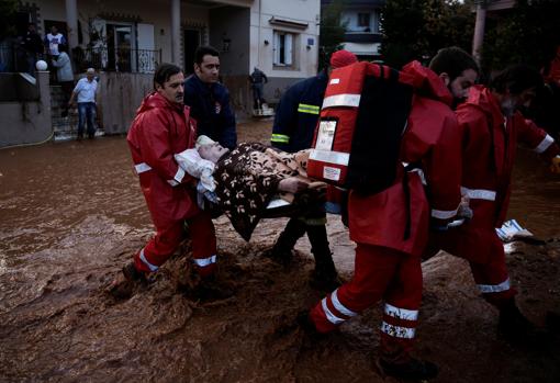 Los bomberos rescatan a una víctima de las lluvias torrenciales en Mandra