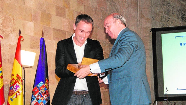 Mikel Ayestaran dedica el premio de la Cátedra Manu Leguineche a las víctimas del ISIS