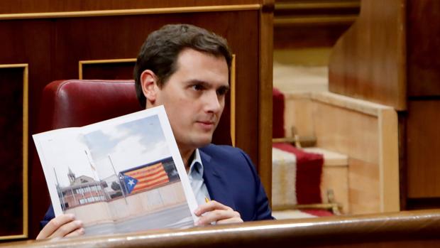 El PSOE no respalda la ley contra el adoctrinamiento y escenifica su distanciamento con Cs