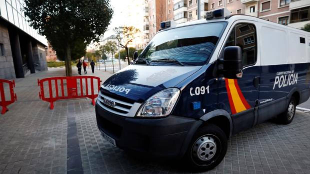 Llegada al Palacio de Justicia de Navarra del furgón de la Policía donde se encuentran los cinco sevillanos, que se hacen llamar «La Manada»&#148;