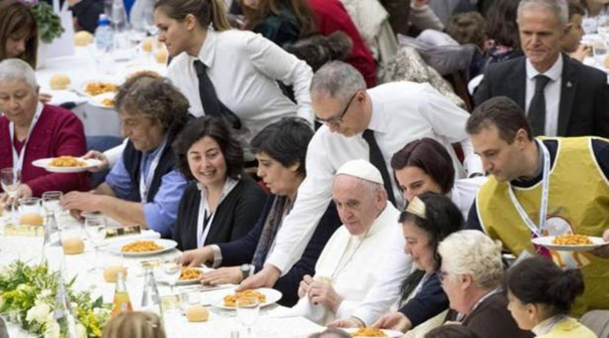 El Santo Padre invitó el pasado domingo a almorzar 1500 personas de pocos recursos