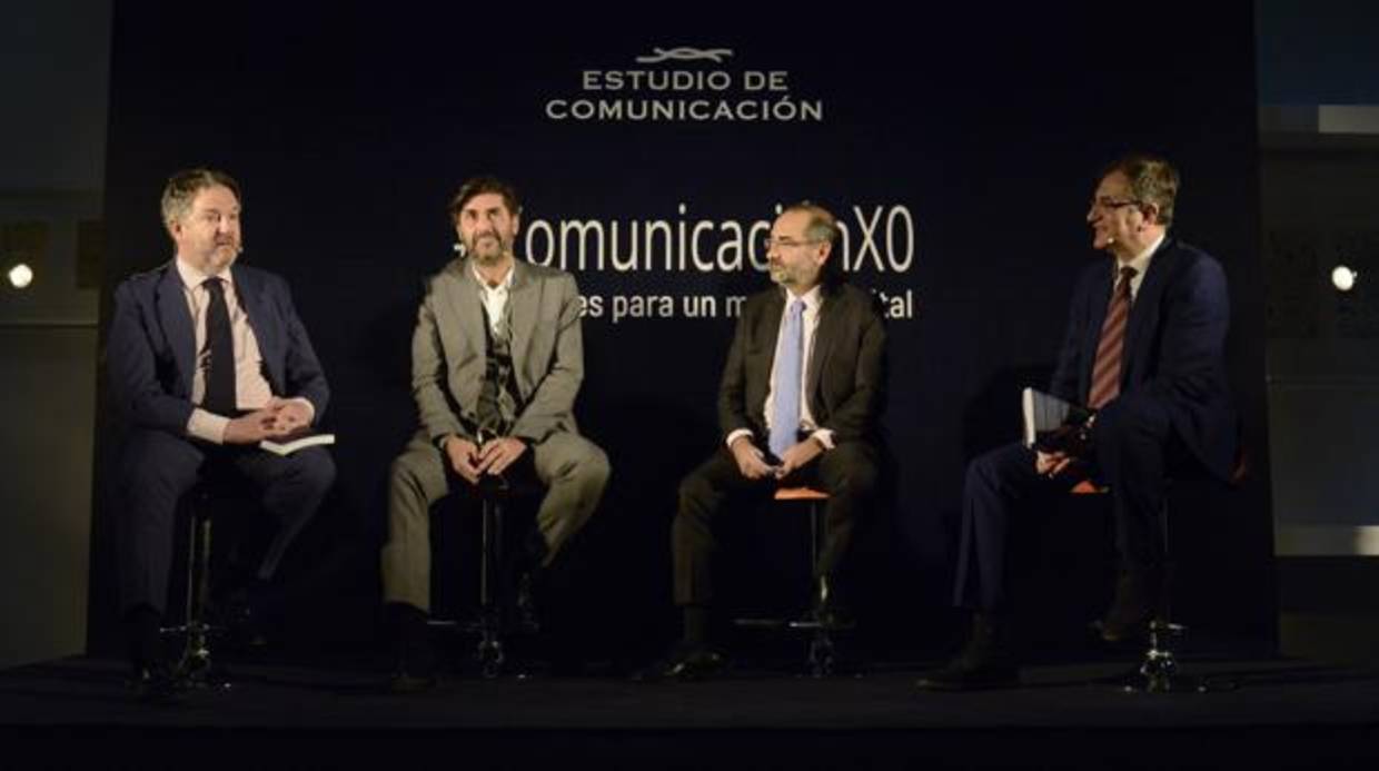 El director de ABC, Bieito Rubido y los autores del libro: Vicente Jiménez, Benito Berceruelo y Pedro Carreno