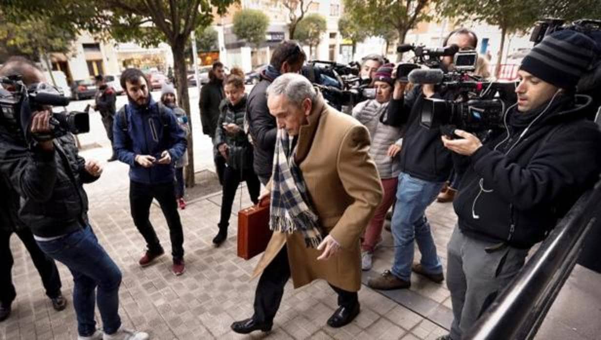 El abogado de la joven madrileña que denunció haber sufrido una violación grupal en los sanfermines del 2016, Carlos Bacaicoa (c), a su llegada al Palacio de Justicia de Navarra