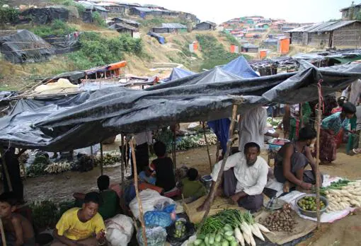 CAMPOS DE REFUGIADOS ROHINGYAS EN BANGLADÉS. 17/11/2017. Albergando refugiados Rohingyas desde hace años, los campos de refugiados rohingyas, como este de Kutupalong, ya son auténticas ciudades de chozas de bambú con mercados