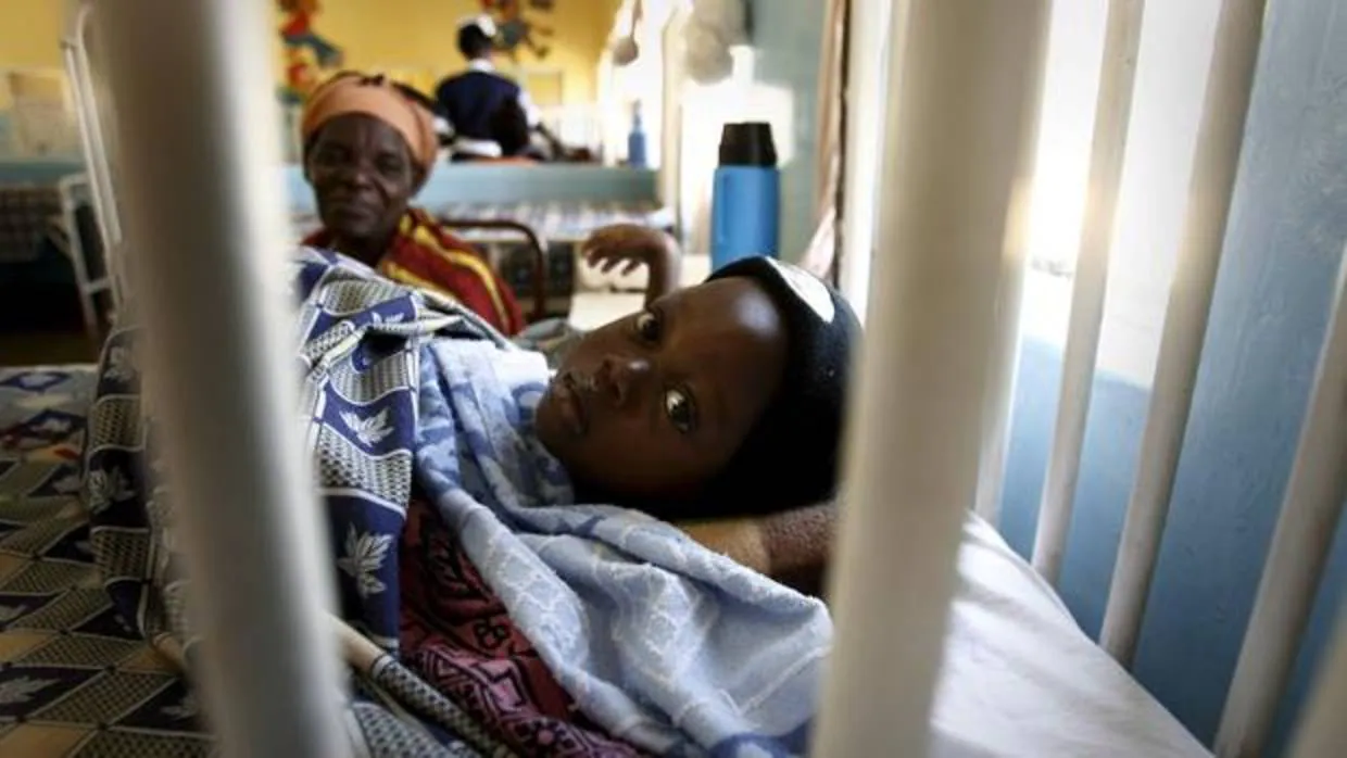 Un niño recuperándose de la malaria en el Hospital Reaql de Livingston, Zambia