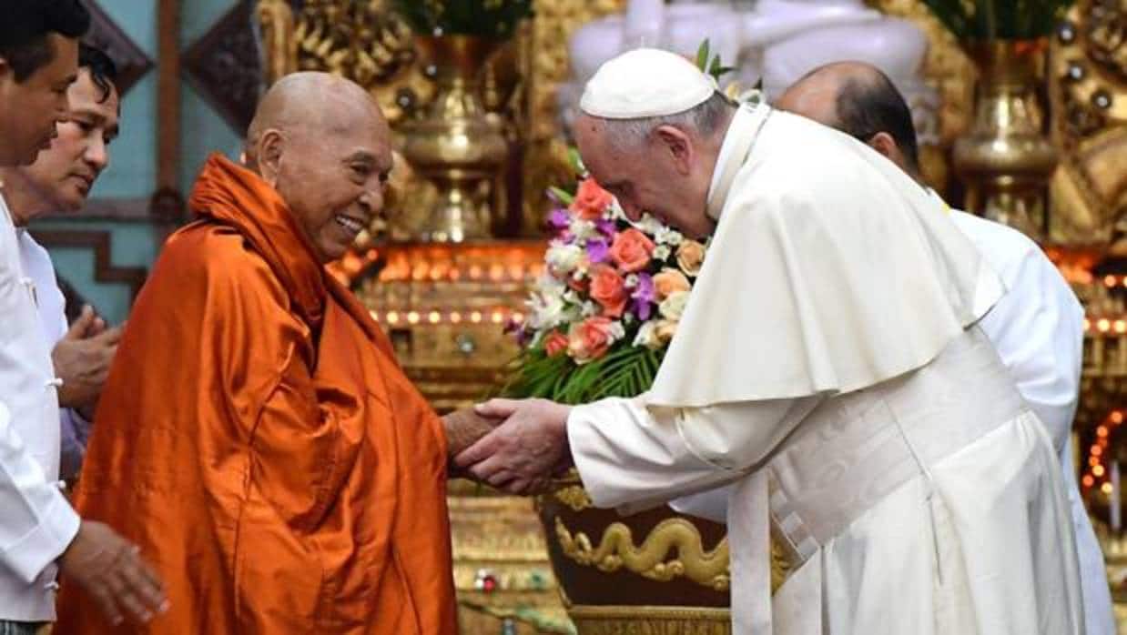El papa Francisco camina junto a Bhaddanta Kumarabhivasma