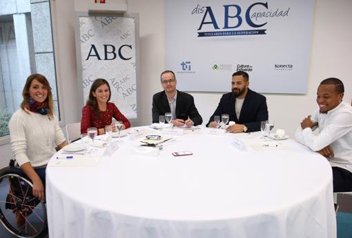 En la mesa, a la izquierda Eva Moral, Carles Baixuli, Kim López y Dionibel Rodríguez