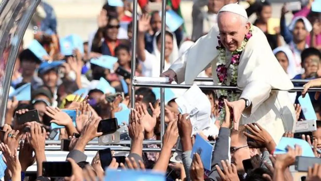 El Papa Francisco saluda a los fieles a su llegada para la santa misa y ordenación presbiteral en Bangladesh
