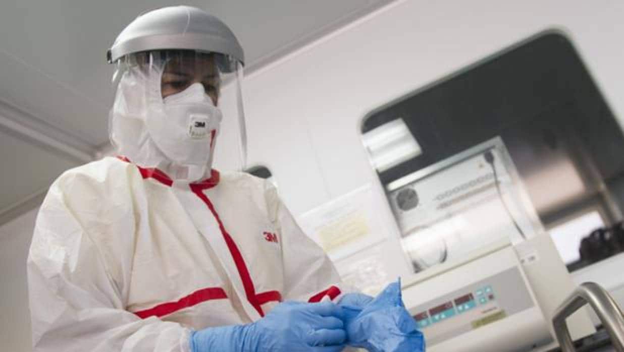 Un enfermero con el traje reglamentario contra enfermedades infecciosa