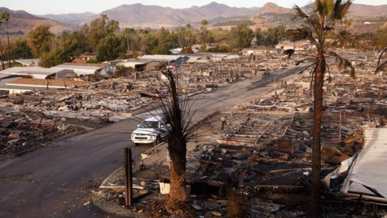 Una visión general de cómo han quedado decenas de hogares devorados por las llamas en Fallbrook, California