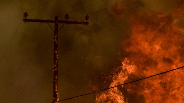 El fuego cerca las mansiones de los famosos en Santa Bárbara