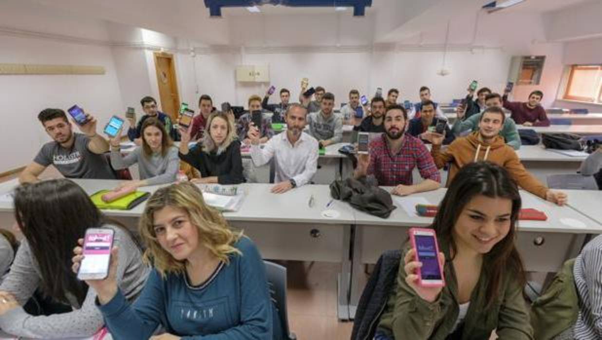 Francia quiere prohibir los móviles en las escuelas a partir del curso que viene en favor de la «salud pública»