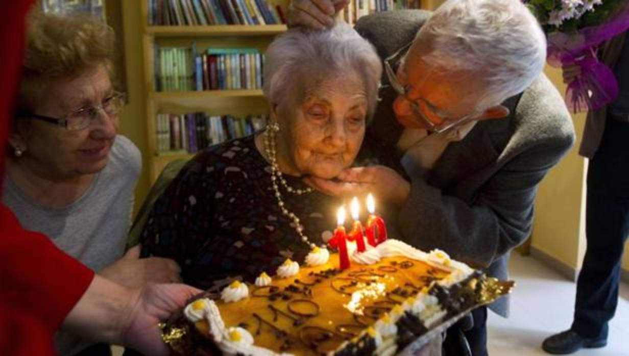 Fotografía de archivo fechada el 02/11/2011 de Ana Vela Rubio (c) el día que celebró su 110 cumpleaños