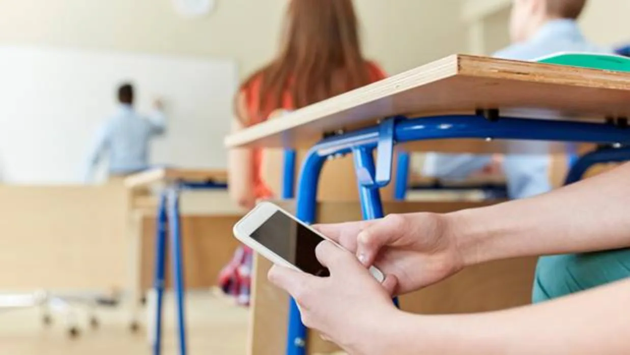 El sector educativo, partidario de regular el uso del móvil en las aulas