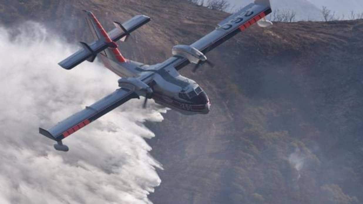 Un avión apagafuegos trabajando para controlar el incendio en California