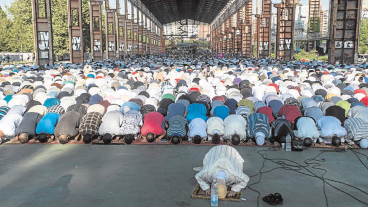 Musulmanes durante la hora del rezo en un parque de Turín