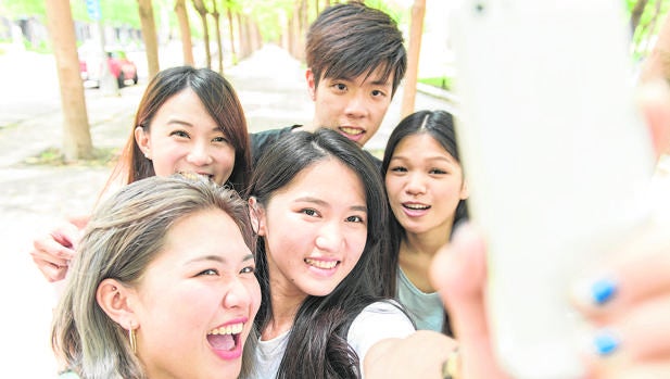 Se alquilan amigos falsos para «selfies»