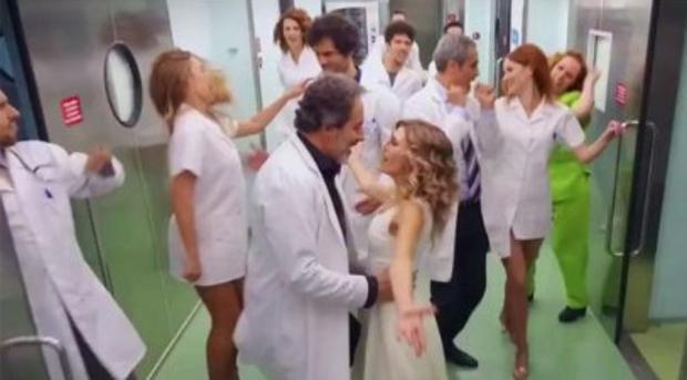Los enfermeros de Baleares denuncian la imagen «sexista» de uno de los números musicales de «Telepasión»