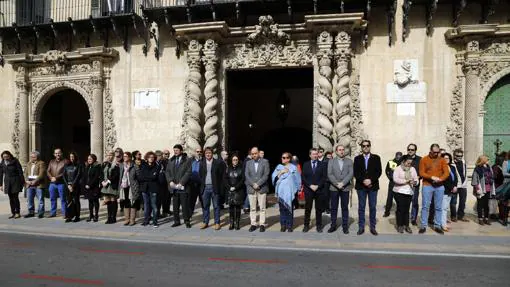 Minuto de silencio en el Ayuntamiento de Alicante por el asesinato machista