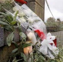 Flores y velas junto a la nave de Rianxo (La Coruña) donde fue localizado el cadáver de Diana Quer