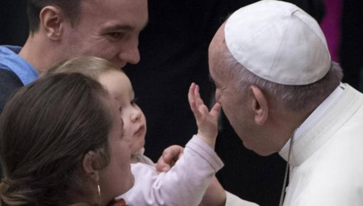 El Papa Francisco saluda a los fieles durante la audiencia general del miércoles en el Aula Pablo VI