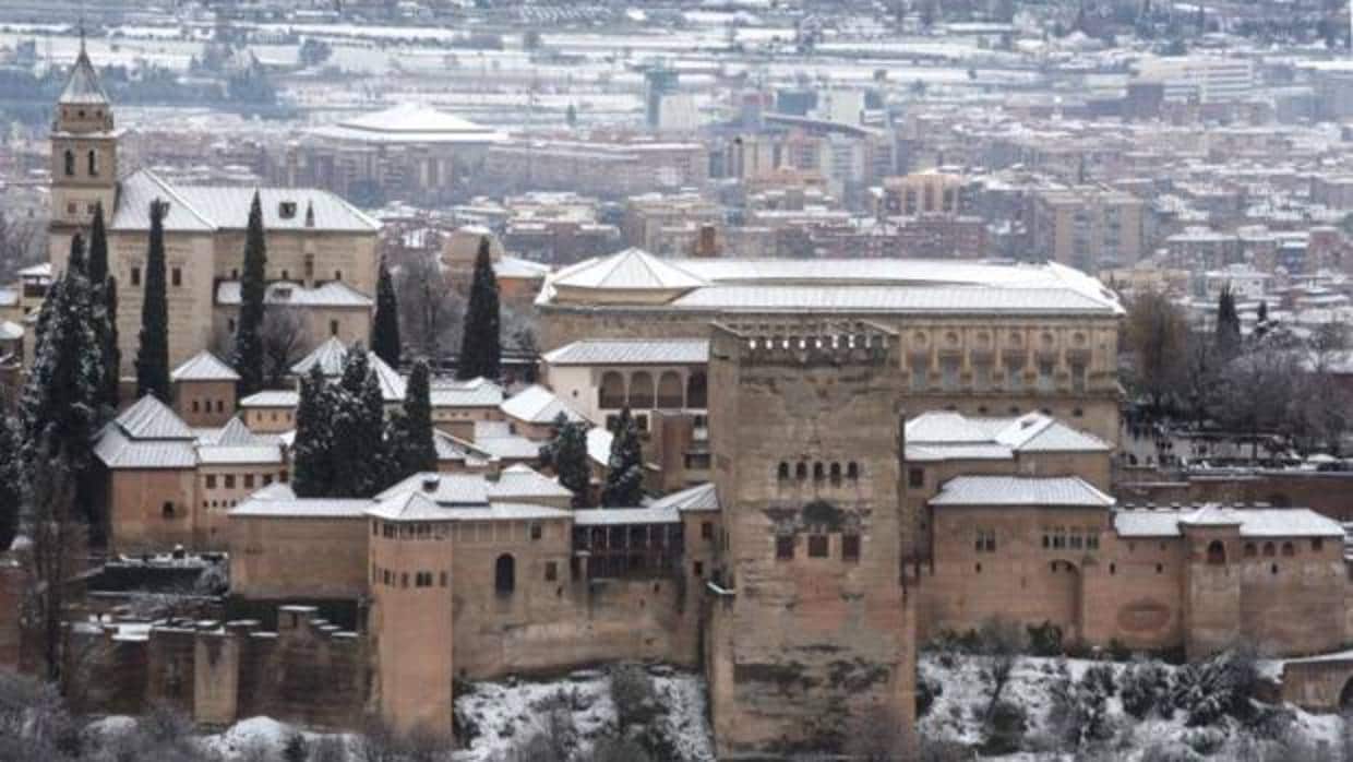 Vista general de la Alhambra de Granada, que ha recibido una intensa nevada y deja estampas invernales