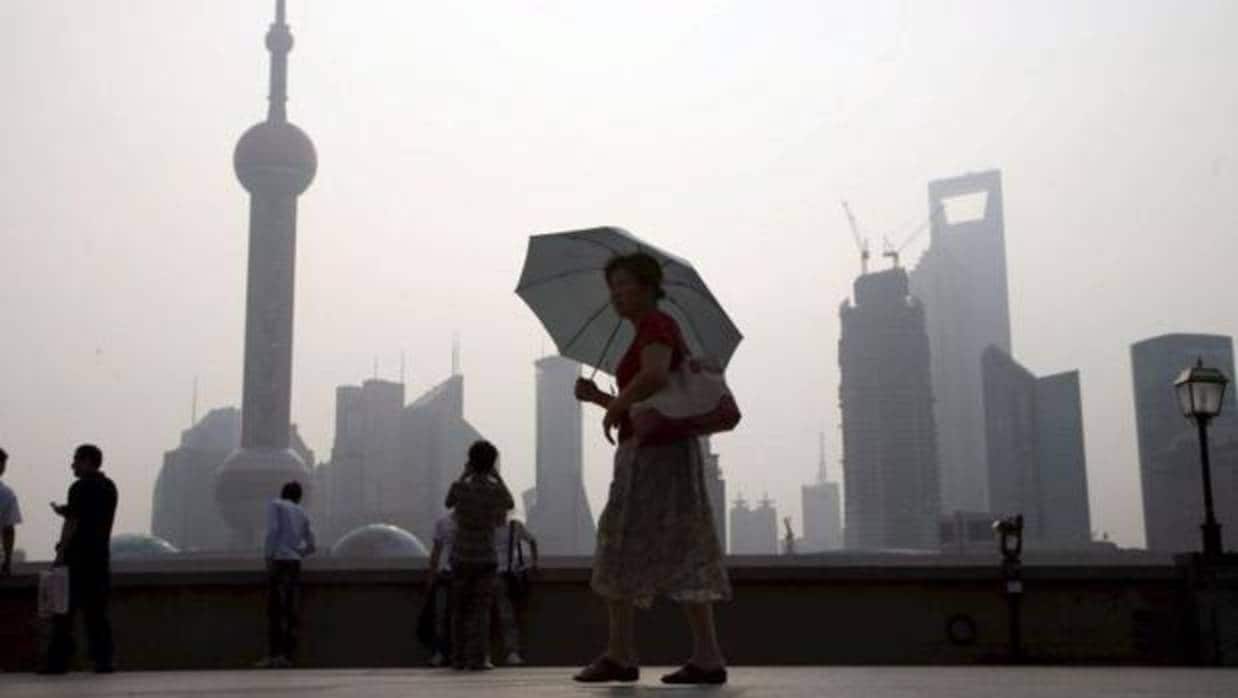 Una mujer camina por las calles de Shangai (China)
