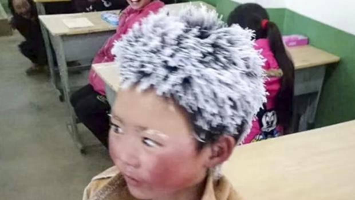 La imagen de un niño congelado por el frío que ha tocado el corazón de los chinos