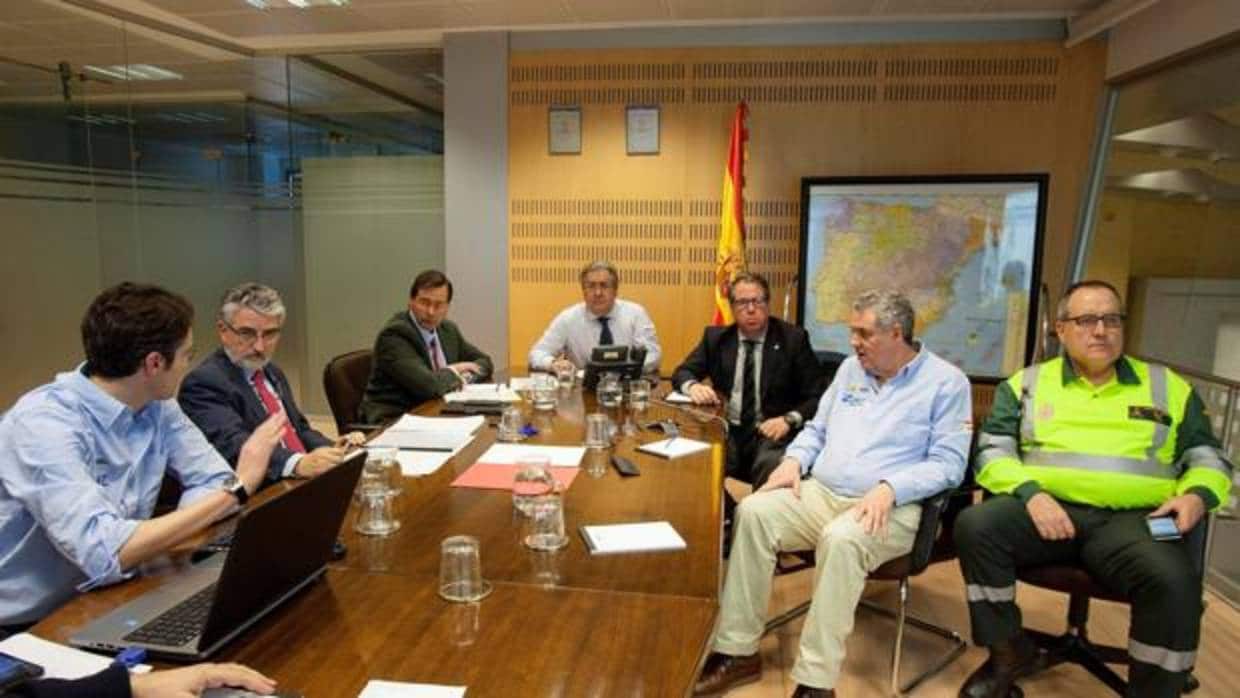 El ministro del Interior, presidiendo el comité de crisis formado el domingo en la sede de la DGT en Madrid, con Gregorio Serrano sentado a su izquierda