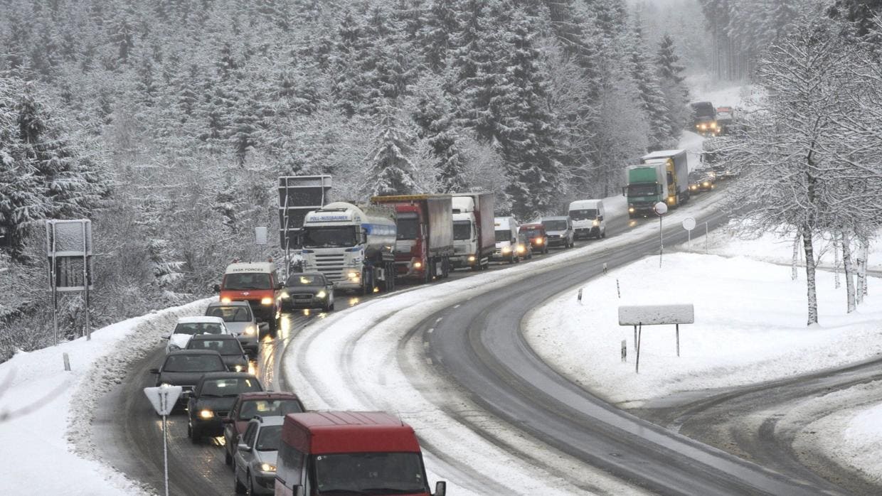 El temporal de nieve complica el tráfico en Madrid y Castilla y León