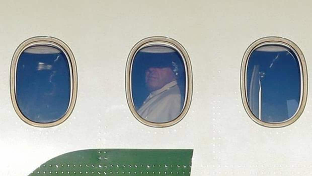 El Papá, en el avión en el que viaja a Chile