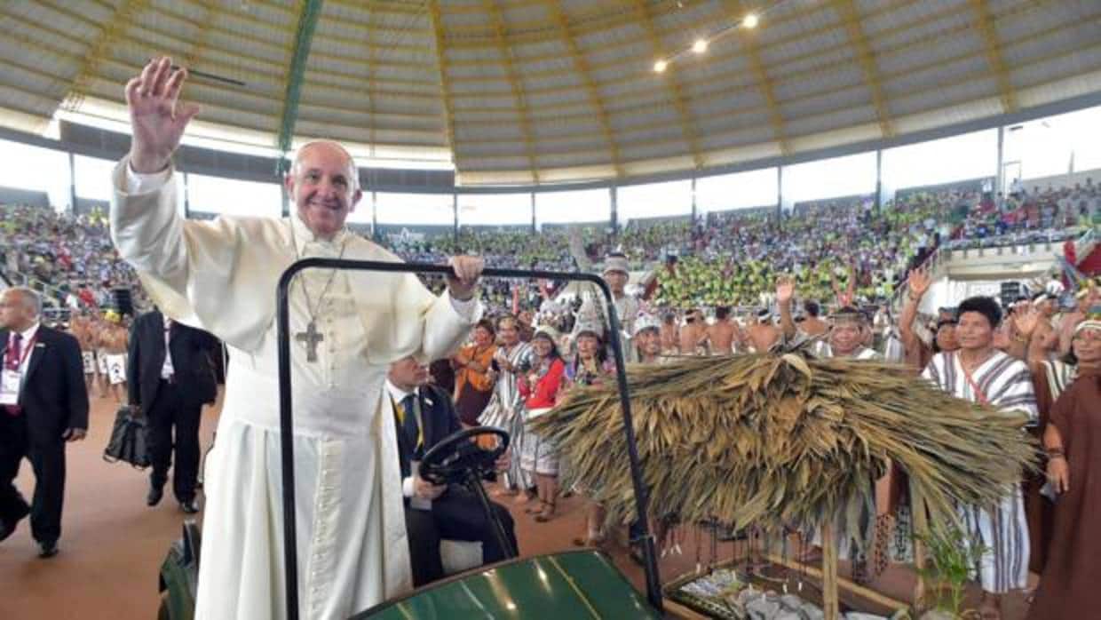 El papa Francisco (i), a su llegada a una reunión con representantes de los indígenas en el Coliseo de Madre de Dios, en Puerto Maldonado (Perú)