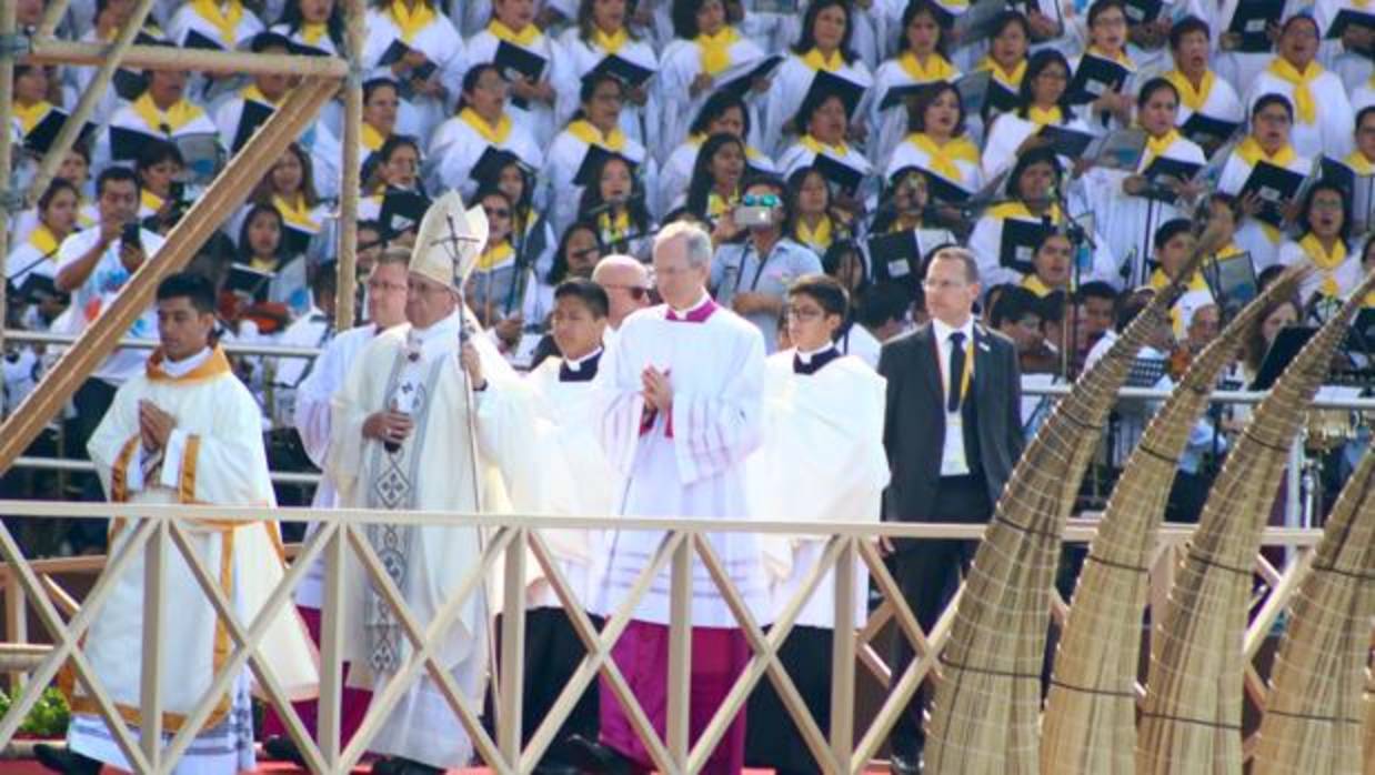 El papa Francisco (3d) llega a la playa de Huanchaco, en las afueras de la ciudad de Trujillo (Perú)