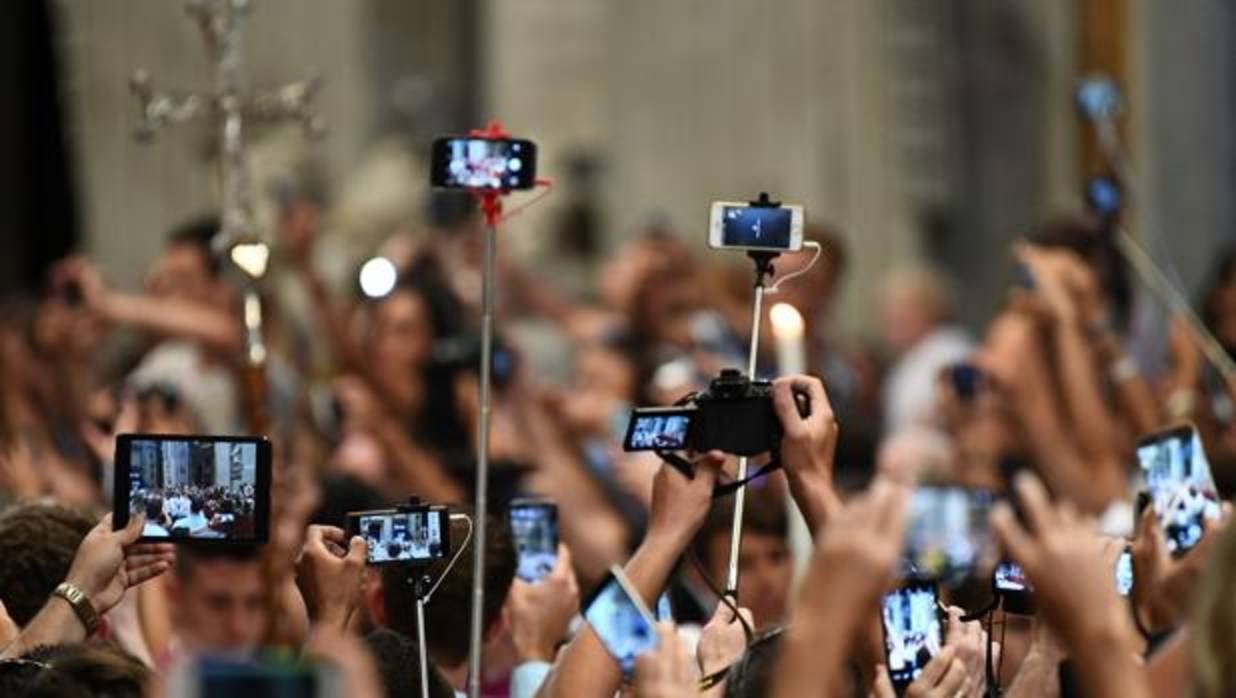 Decenas de cámaras captando al Papa Fancisco