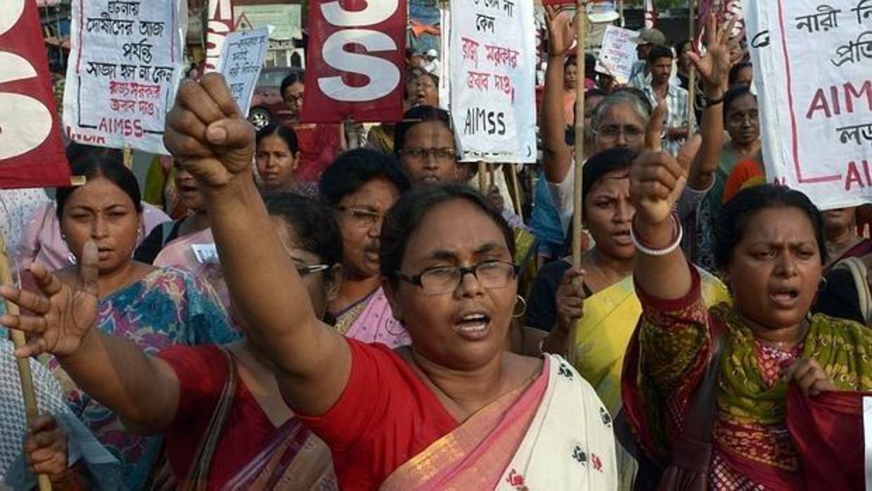 Un grupo de mujeres protesta en India por la violación de dos jóvenes