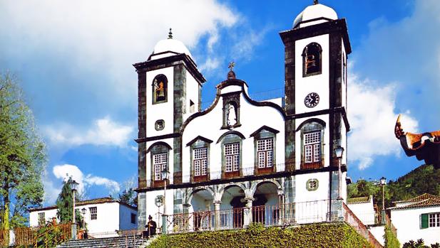 La Iglesia portuguesa aparta al párroco que reconoció ser padre de una niña