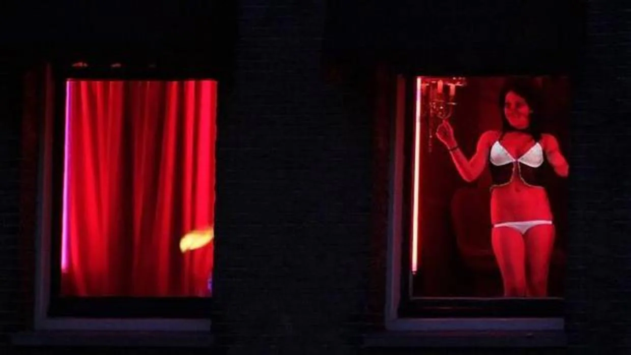 Amsterdam prohíbe a los turistas mirar los escaparates con prostitutas y deberán darles la espalda
