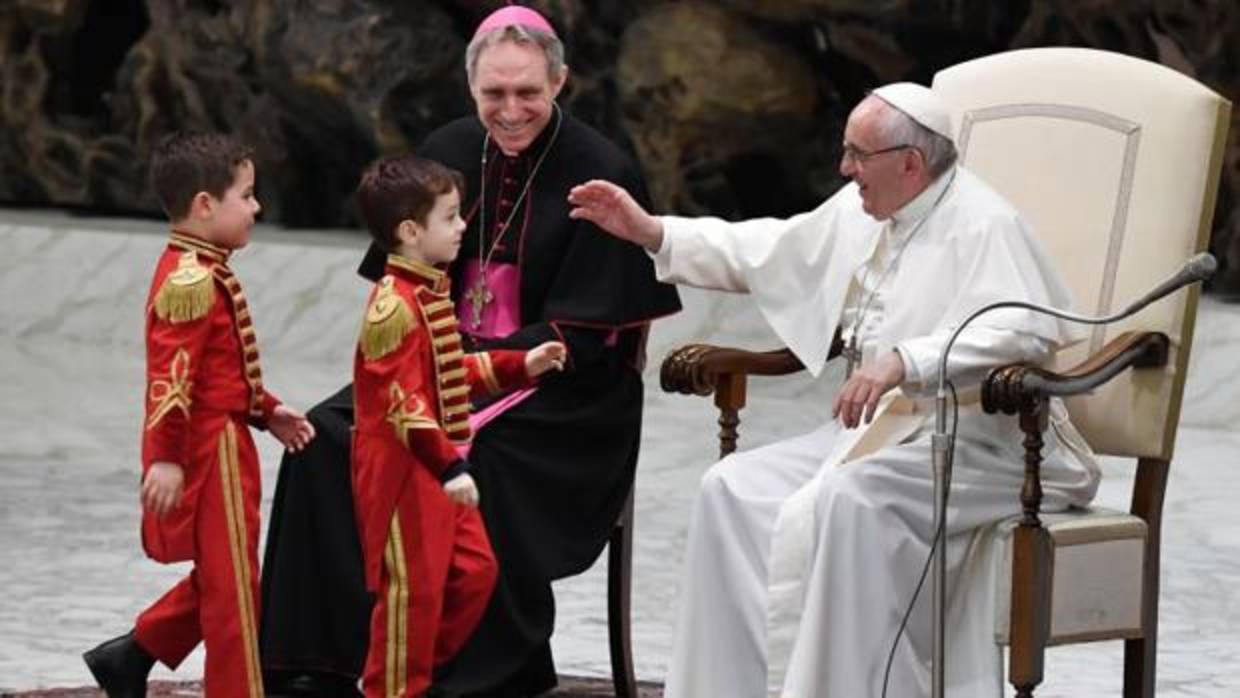 El Papa saluda a unos niños durante la audiencia general