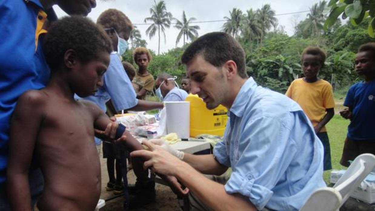 Oriol Mitjà toma una muestra de sangre a un niño en la isla de Lihir (Papua Nueva Guinea)