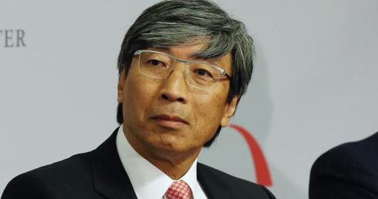 Patrick Soon-Shiong, un médico que labró una fortuna en la industria farmacéutica