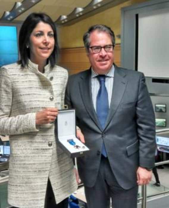 Gregorio Serrano ha hecho entrega de la medalla al Mérito de la Seguridad Vial a Anna González